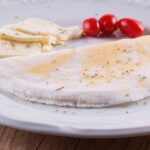 Tapioca leve recheada com queijo fresco e tomate