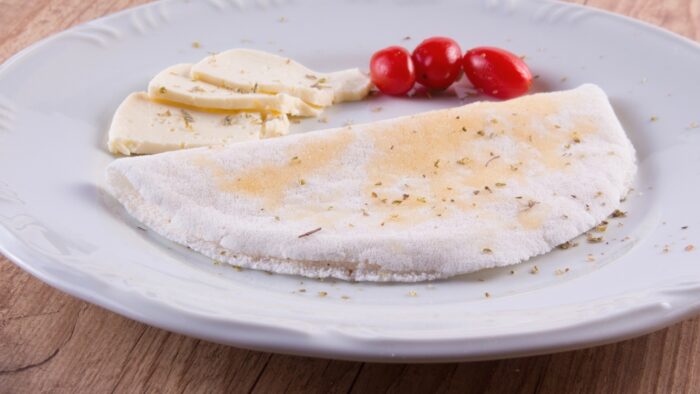 Tapioca leve recheada com queijo fresco e tomate