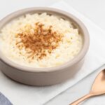 Mingau cremoso de arroz com canela em pó