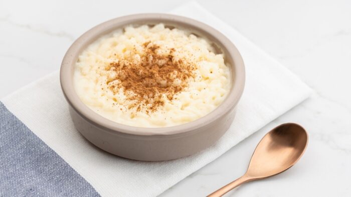 Mingau cremoso de arroz com canela em pó