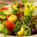 Salada colorida com folhas e sementes torradas
