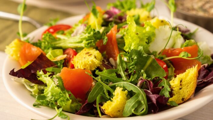 Salada colorida com folhas e sementes torradas