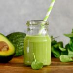 Vitamina revigorante de abacate com leite vegetal