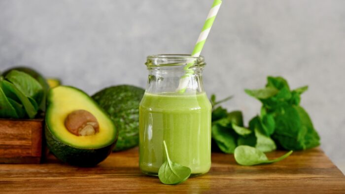 Vitamina revigorante de abacate com leite vegetal