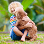 Amizade pura entre pets e crianças