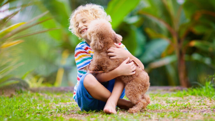 Amizade pura entre pets e crianças
