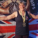 Aos 65 anos, avó levanta 140 kg e vira tricampeã mundial