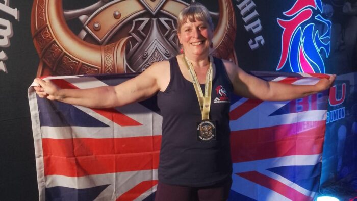 Aos 65 anos, avó levanta 140 kg e vira tricampeã mundial