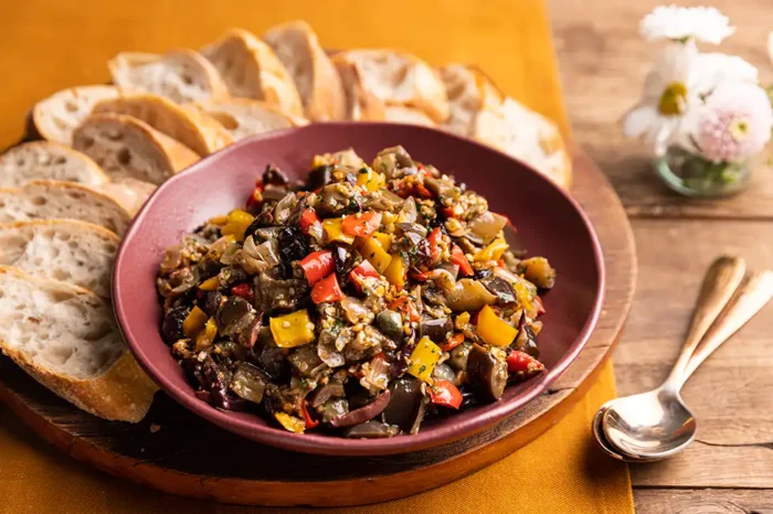 Caponata de berinjela italiana tradicional
