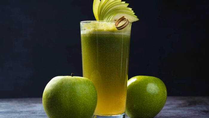 Suco verde detox com couve, maçã e gengibre