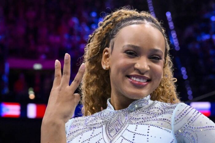 Rebeca Andrade se torna tricampeã mundial no salto sobre a mesa